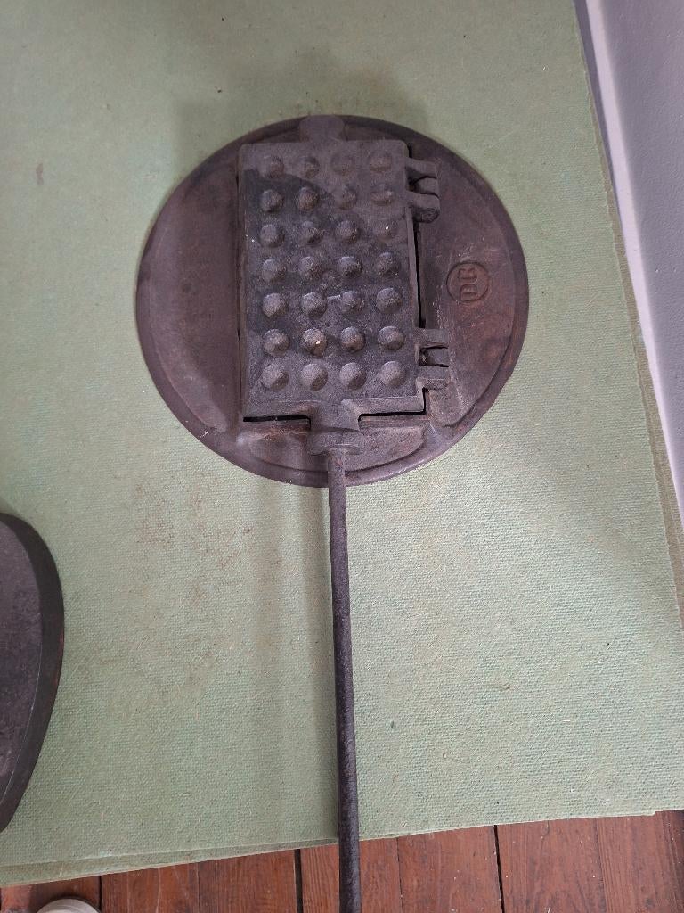 Oud gietijzeren wafelijzer, Ophalen