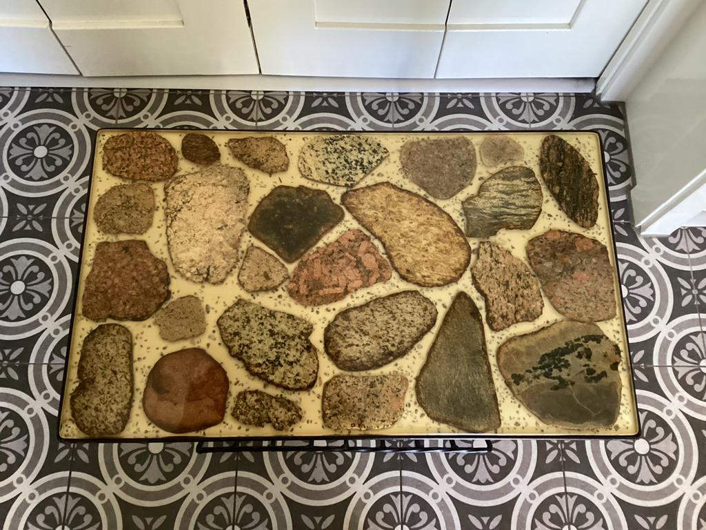 Vintage bijzettafel met ingelegde stenen en lectuurrek., Ophalen, 50 tot 100 cm, Zo goed als nieuw, Metaal