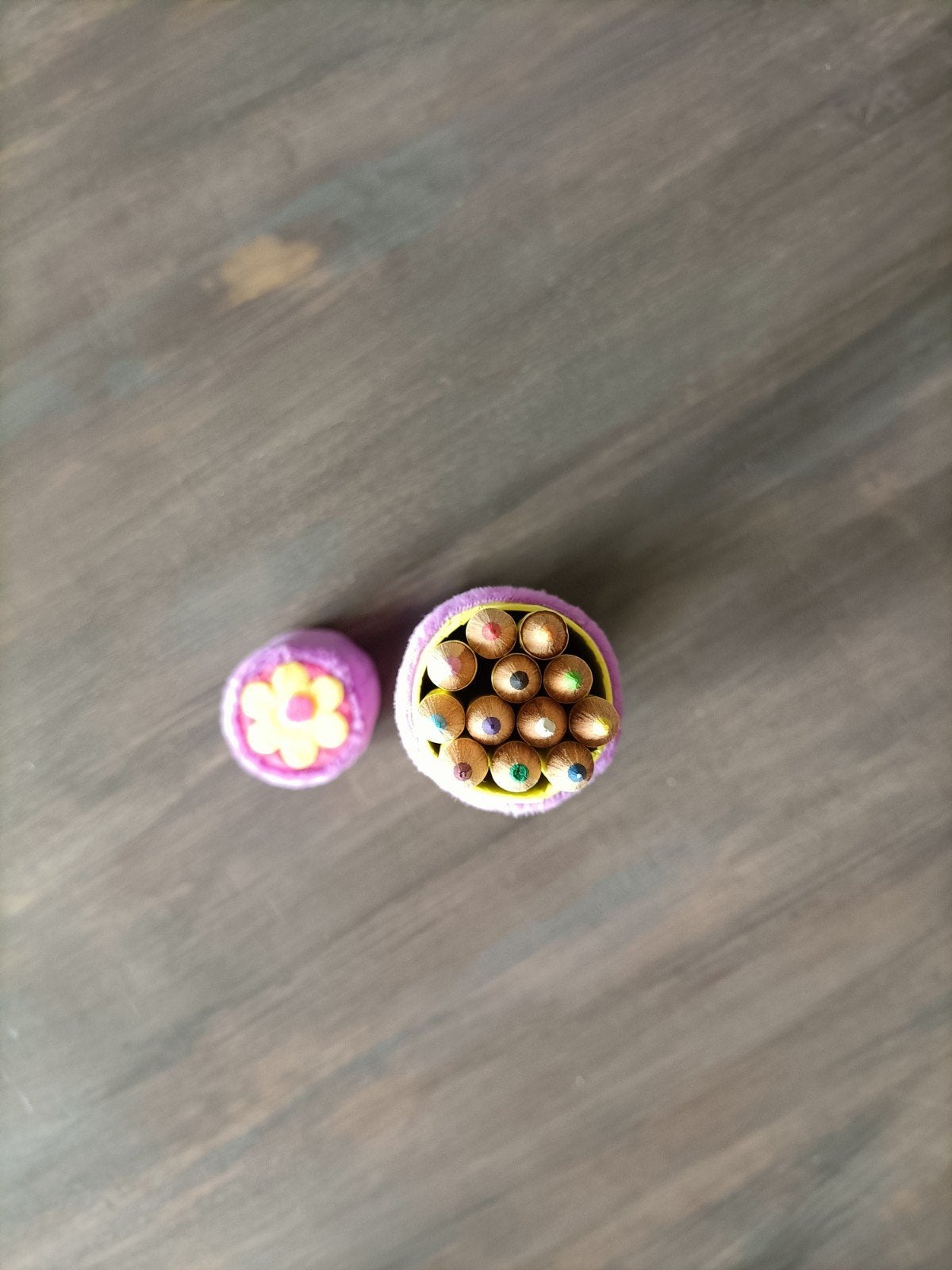 kleurpotloden met bloemetjesetu, Ophalen