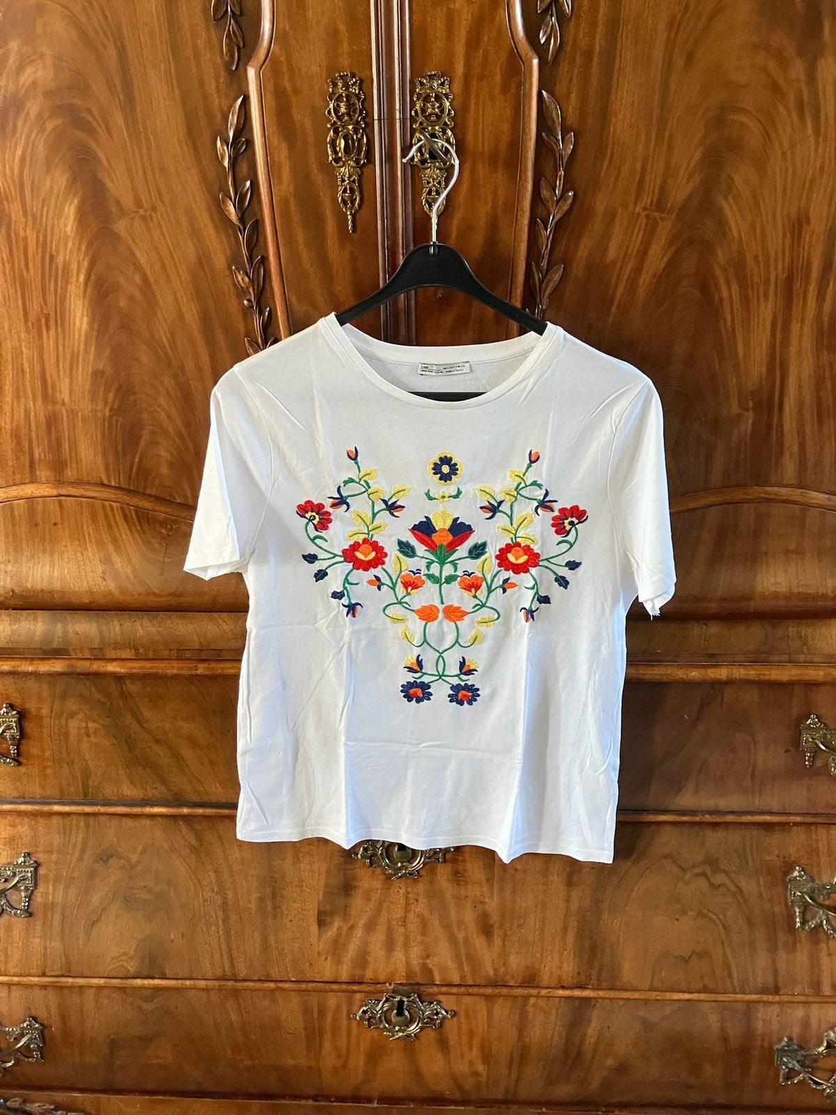 Wit geborduurd t-shirt vrijwel nieuw! Maat s, Kleding | Dames, Maat 38/40 (M), Wit, Ophalen of Verzenden, Zo goed als nieuw