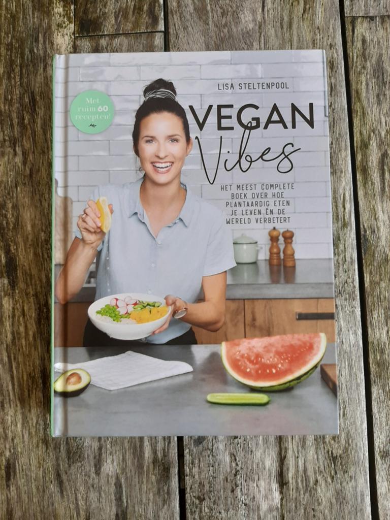 Vegan vibes kookboek lisa steltenpool kook boek, Ophalen of Verzenden, Zo goed als nieuw