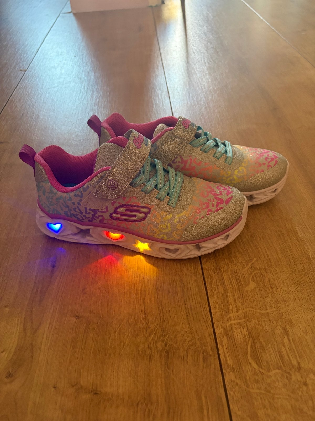 Skechers Meisjes sneakers met Lichtjes - Maat 35, Kinderen en Baby's, Kinderkleding | Schoenen en Sokken, Ophalen, Zo goed als nieuw