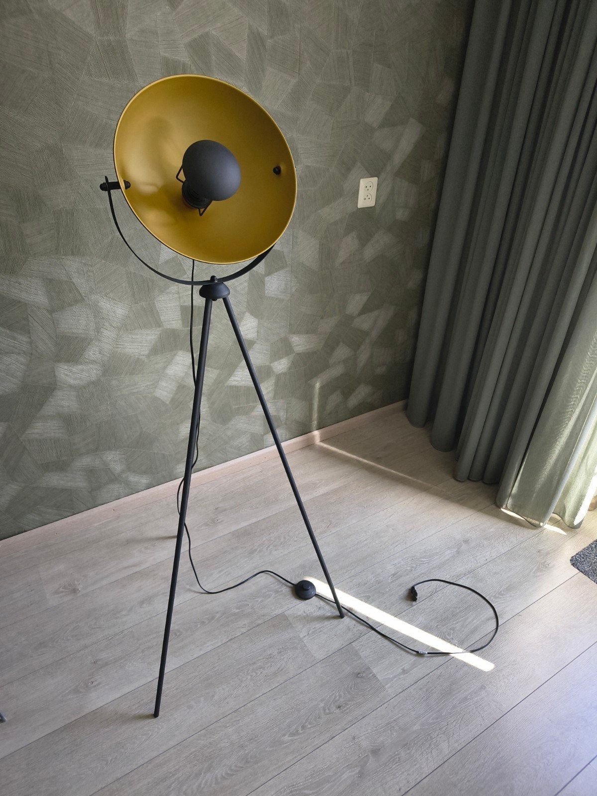 Staande lamp met warm licht, 148cm hoog, Huis en Inrichting, Lampen | Vloerlampen, Ophalen, Gebruikt, Metaal, 100 tot 150 cm