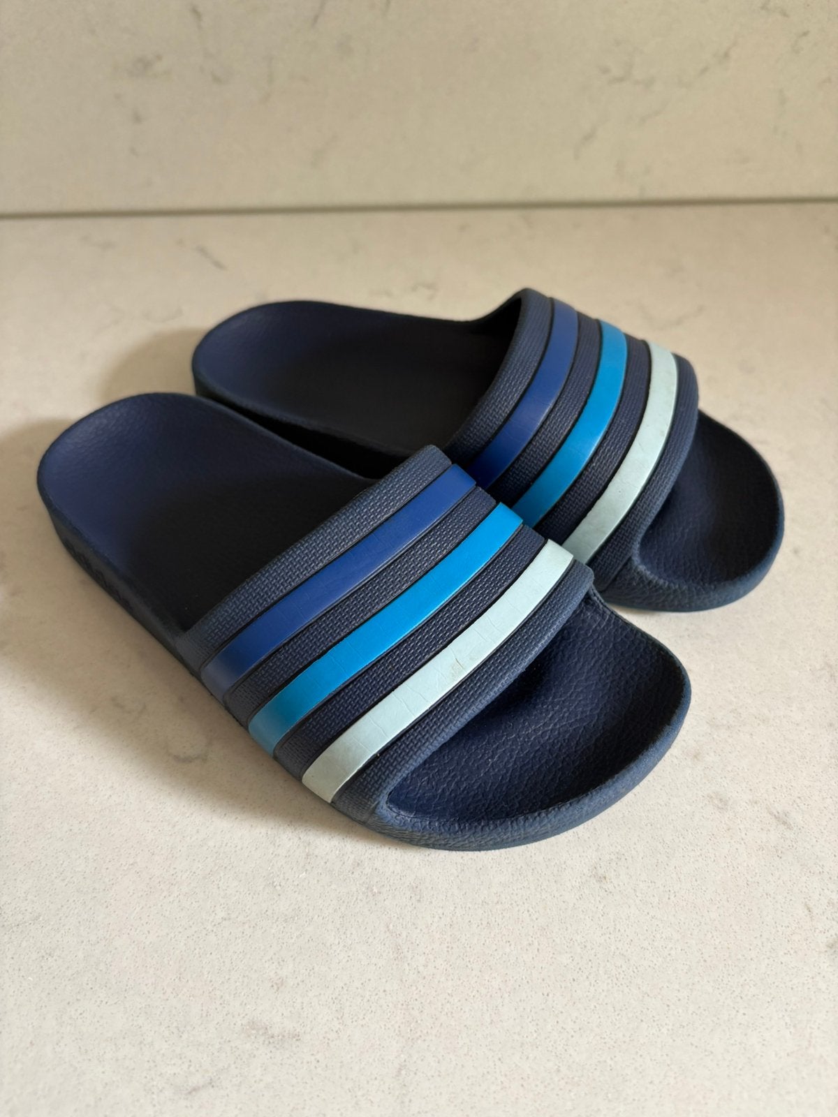 Mooie Adidas slippers maat 31! (11,5 K) als nieuw!, Jongen of Meisje, Overige typen, Ophalen of Verzenden, Zo goed als nieuw