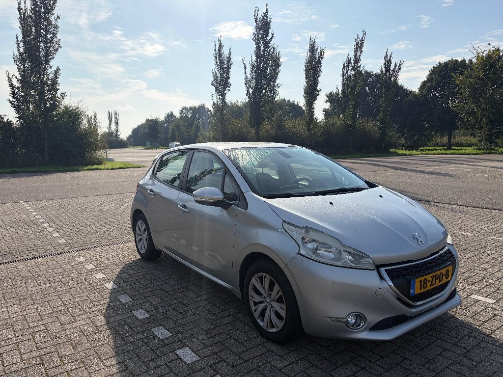 Foto 4 van Peugeot 208 1.2 VTi 82PK 5D 2013 - Grijs / Zilver