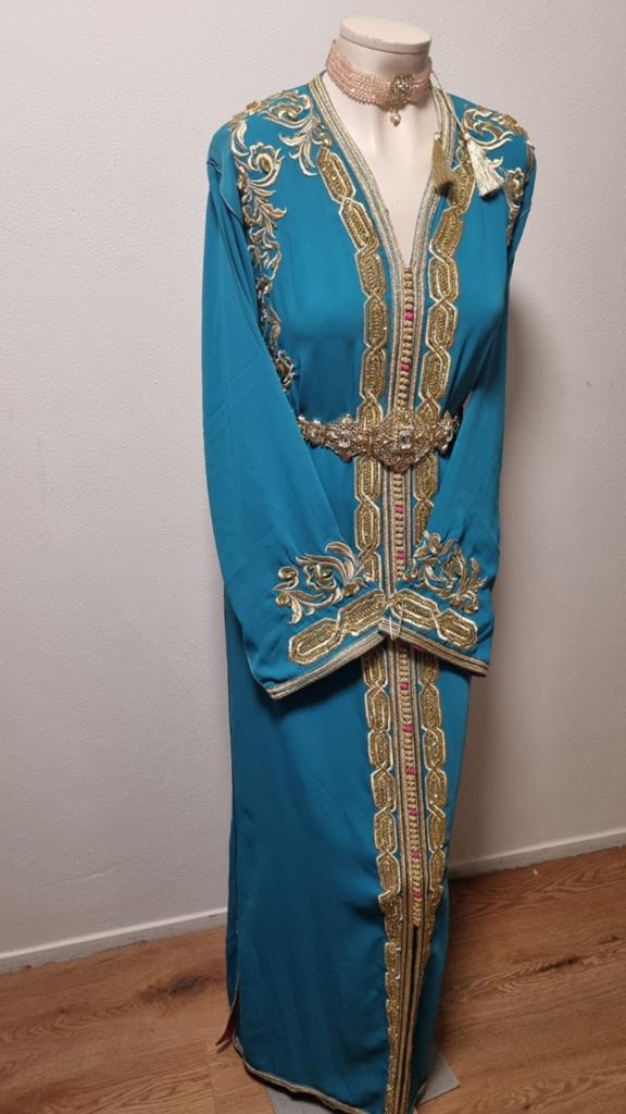 Prachtige turquoise kaftan met gouden borduursels, Maat 38/40 (M), Overige typen, Blauw, Ophalen of Verzenden