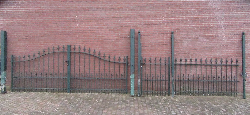 Ijzeren Sierpoort met looppoort en 18m sierhekwerk, Ophalen, Met poort, Gebruikt, Sierhekwerk