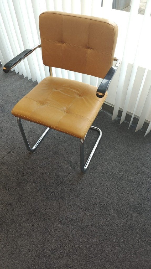 twee oker gele leren stoelen met chroom, Huis en Inrichting, Stoelen, Ophalen, Gebruikt, Twee, Overige kleuren