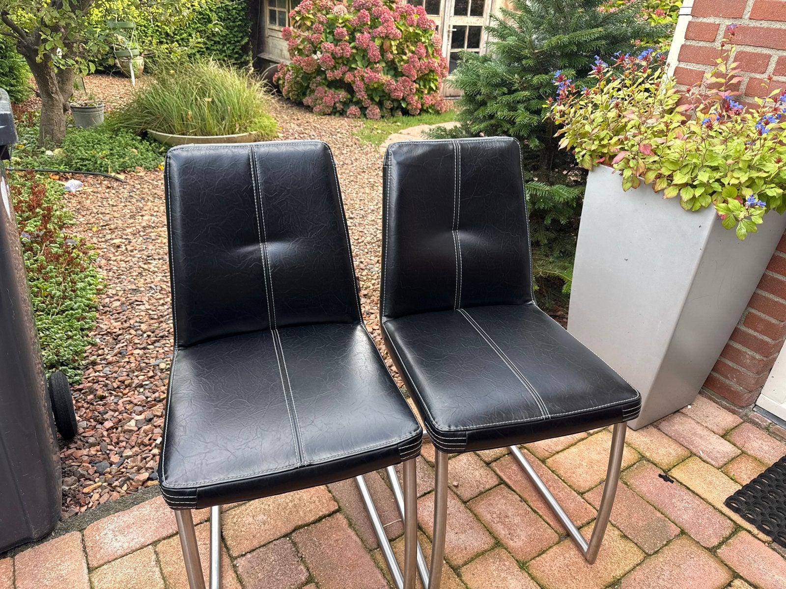 2 Eetkamerstoelen Henders & Hazel Zwart Leer/Metaal, Ophalen, Gebruikt, Twee, Zwart