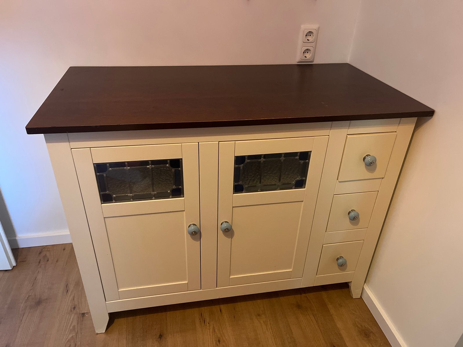 Vintage Crèmekleurige commode met glazen deuren en lades, Ophalen, Gebruikt, 100 tot 150 cm, Met lade(s)
