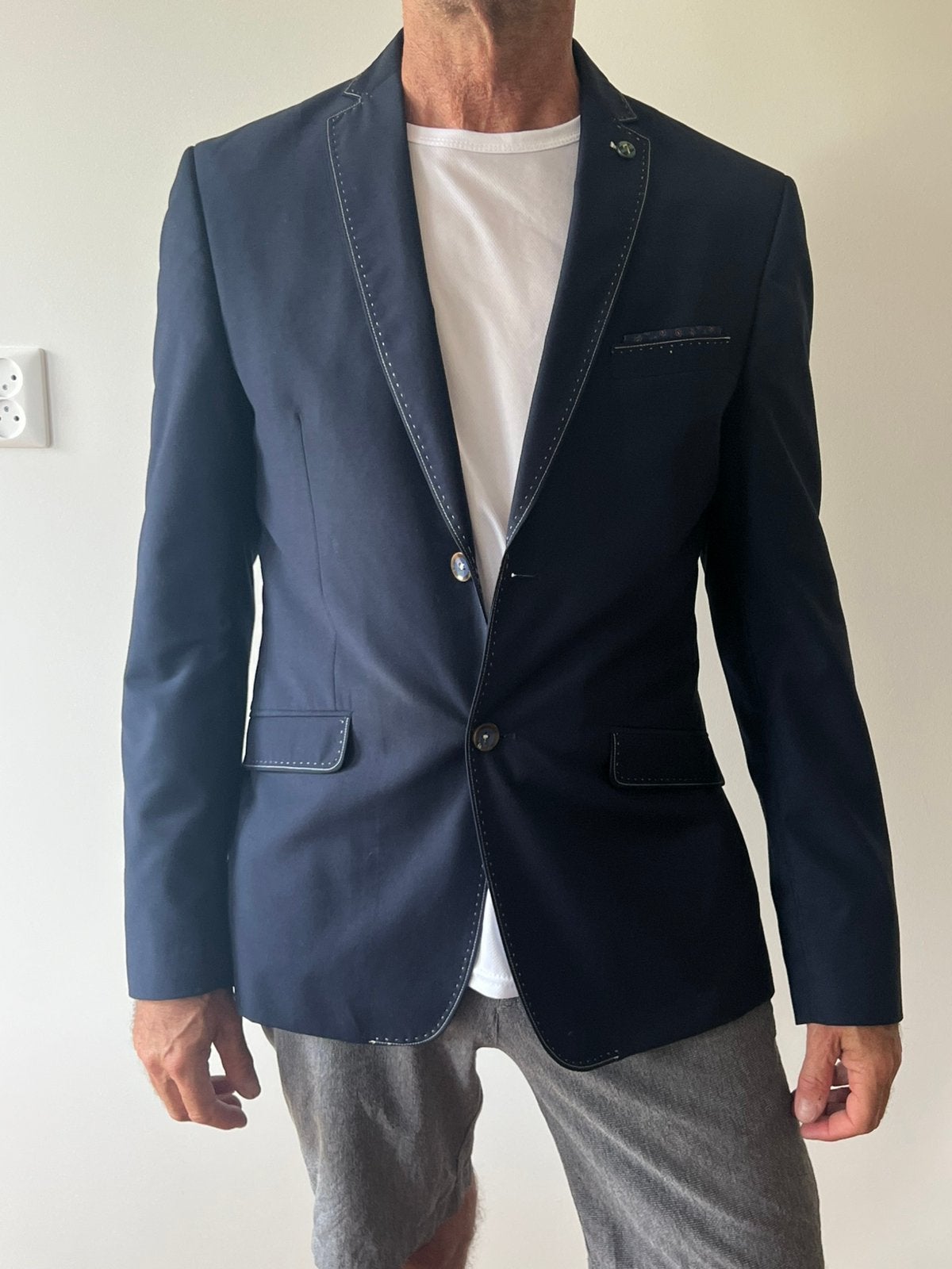 Blauw colbert van ‘Seven Square’ met mooie stiksels, mt 48, Kleding | Heren, Kostuums en Colberts, Ophalen of Verzenden, Zo goed als nieuw