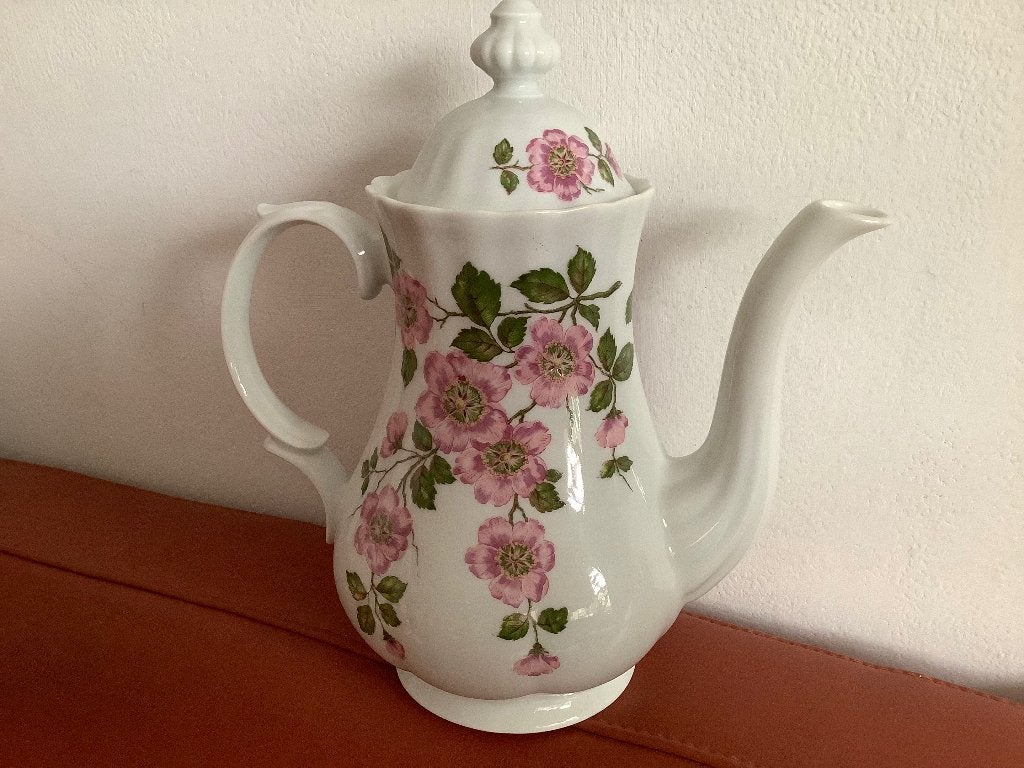 Theepot met bloemetjes Nieuw! € 15,00., Ophalen of Verzenden, Nieuw, Overige stijlen, Theepot