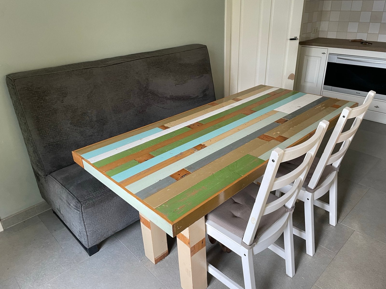 Eetbankje, tafel en 2 witte houten stoelen, Ophalen, Gebruikt, 100 tot 150 cm, 50 tot 100 cm