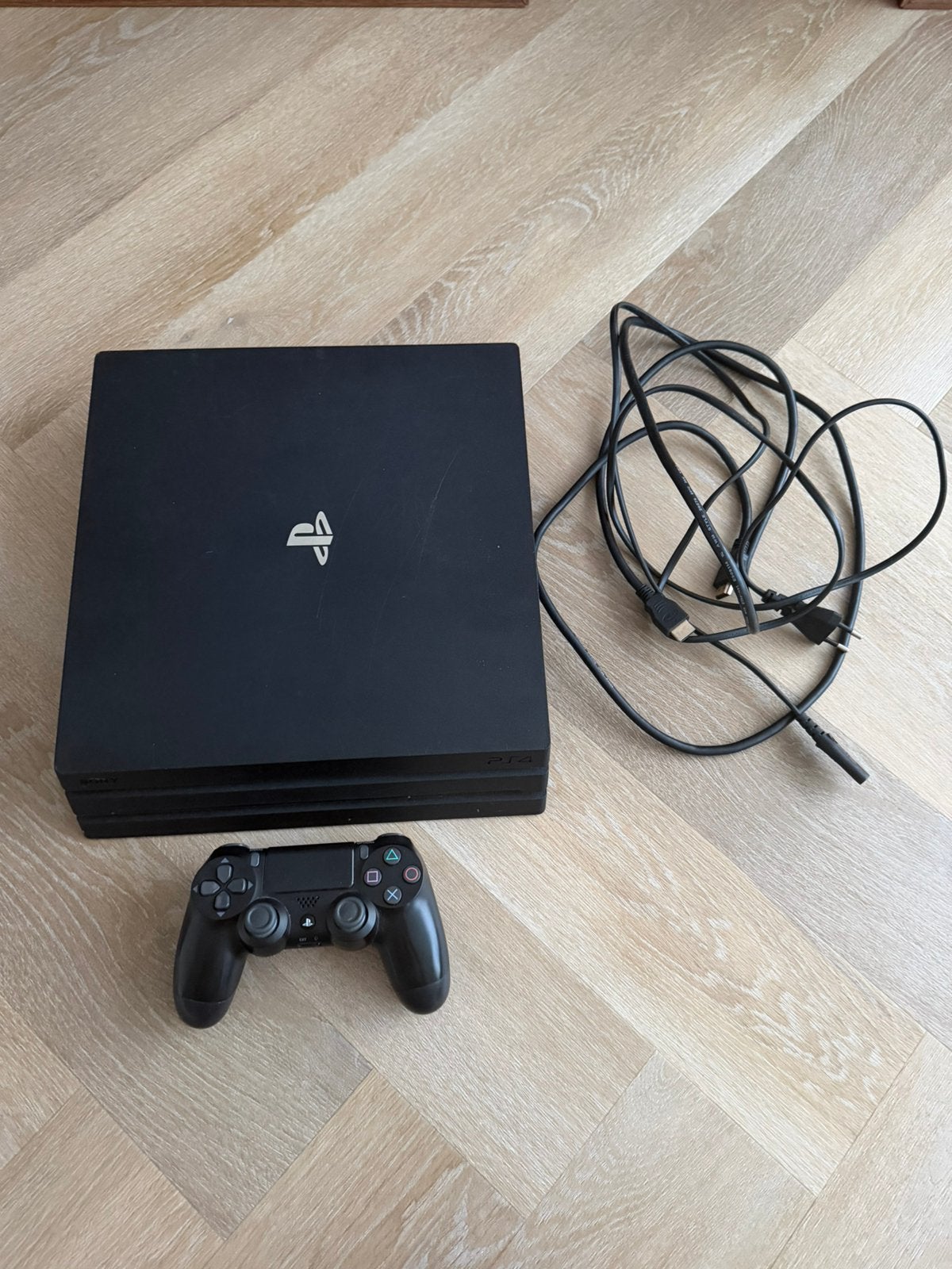 PS4 Pro 1TB 7216-B Stille Versie met Controller, Spelcomputers en Games, Ophalen, Zo goed als nieuw