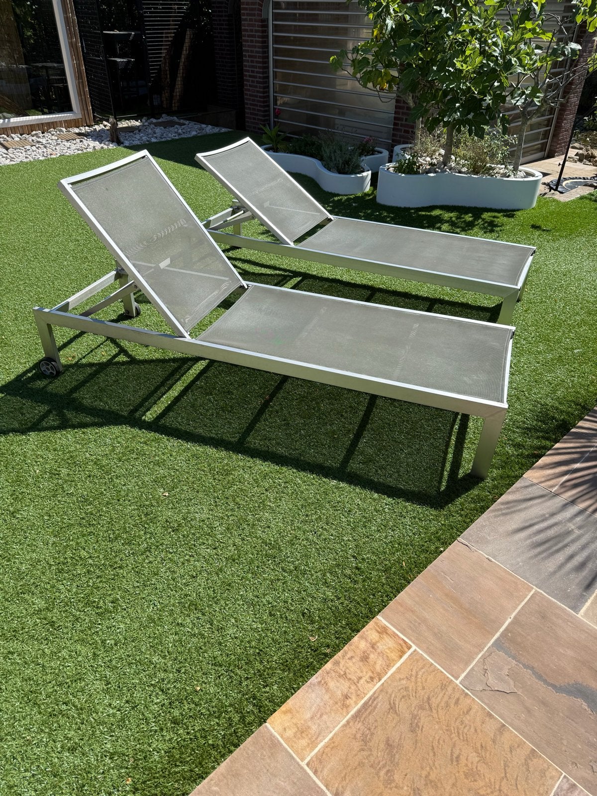 Mooie verstelbare ligbedden met wielen (2 RVS, 1 wit), Tuin en Terras, Ligbedden, Ophalen, Gebruikt, Aluminium, Verstelbaar