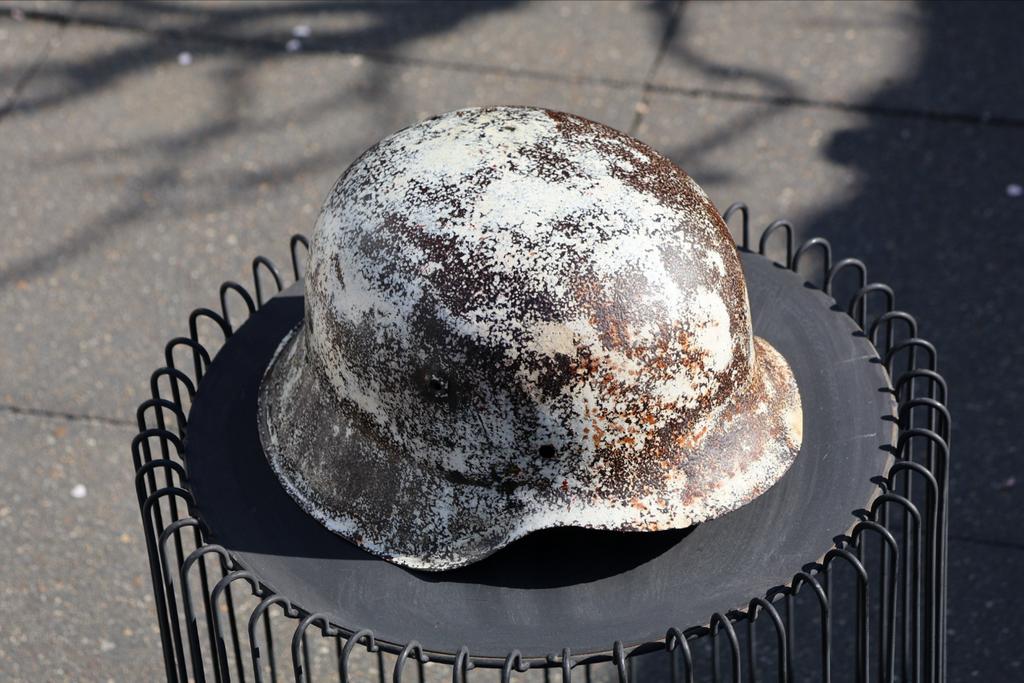 Originele Duitse M42 helm met wintercamo, Verzamelen, Militaria | Tweede Wereldoorlog, Ophalen of Verzenden, Landmacht, Duitsland