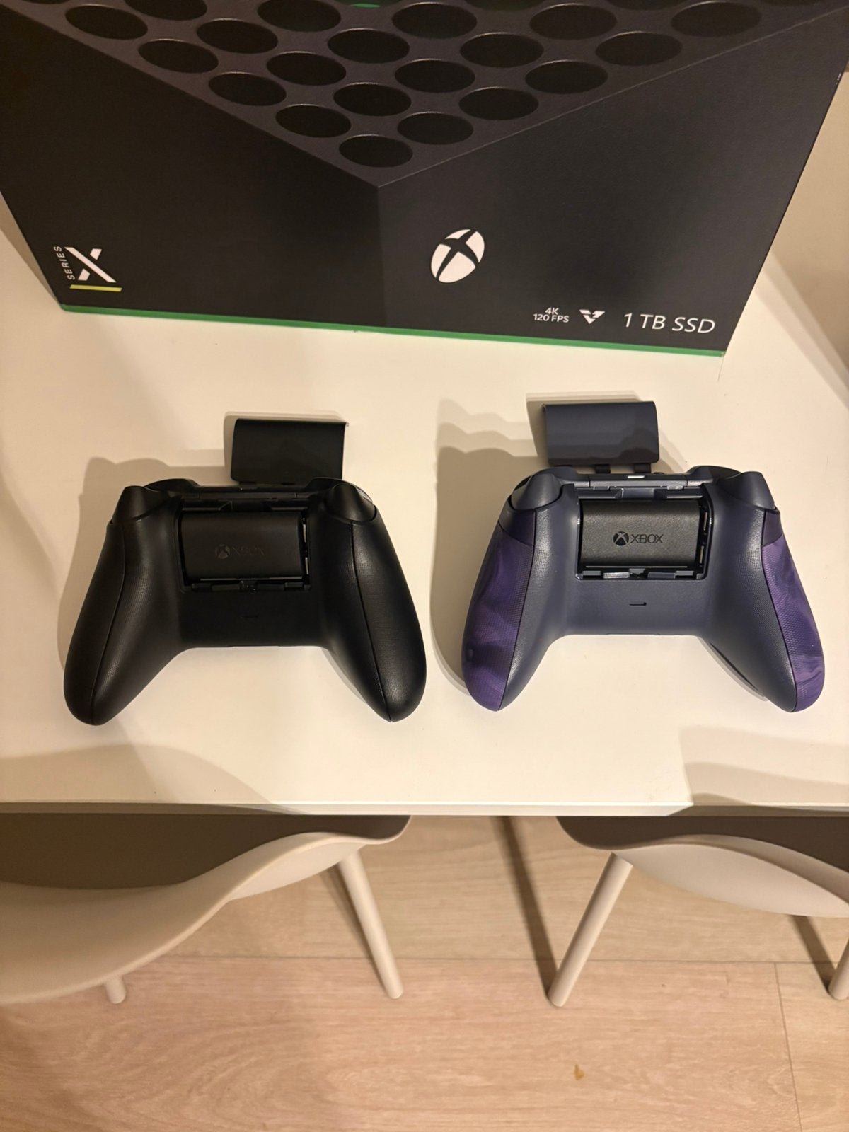 Foto 6 van Xbox series x console met 2 controllers en games