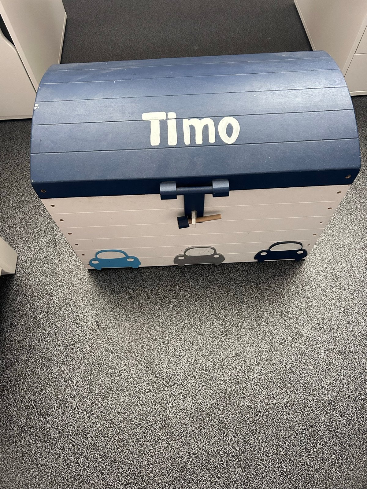 Houten speelgoedkist met auto's en naam Timo, Ophalen, Minder dan 50 cm, Gebruikt, 50 tot 100 cm