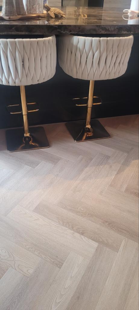 Barstoelen 2 stuks beige goud hotel chic, Huis en Inrichting, Barkrukken, Ophalen of Verzenden, Nieuw, 60 tot 90 cm