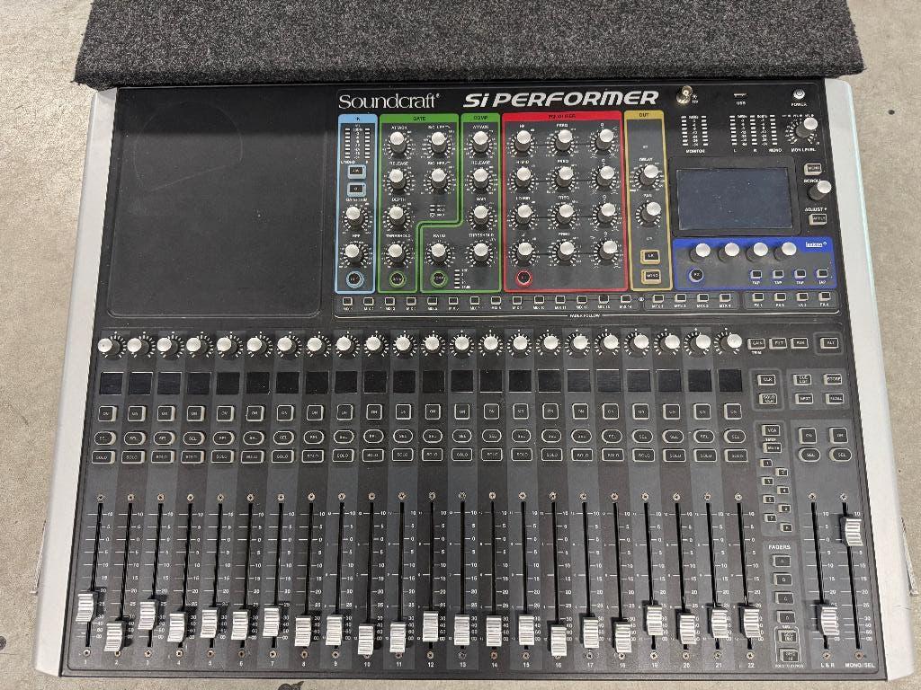 Soundcraft Si Performer 2 Digitale Mixer met Flightcase, Muziek en Instrumenten, Ophalen, Gebruikt, 20 kanalen of meer, Microfooningang