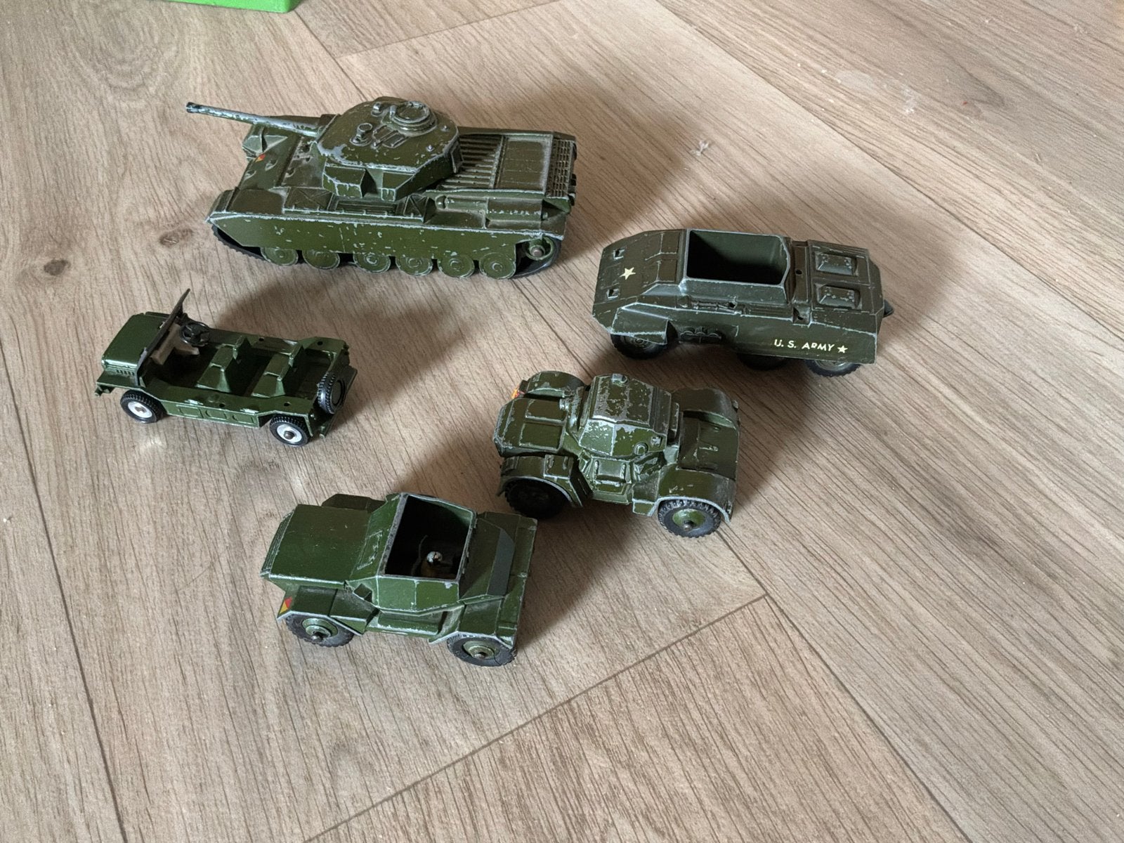 Militaire voertuigen waaronder drie Dinky Toys, Ophalen of Verzenden, Gebruikt