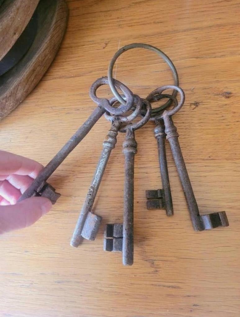 Zeer oude sleutels ~, Antiek en Kunst, Antiek | Gereedschap en Instrumenten, Ophalen of Verzenden
