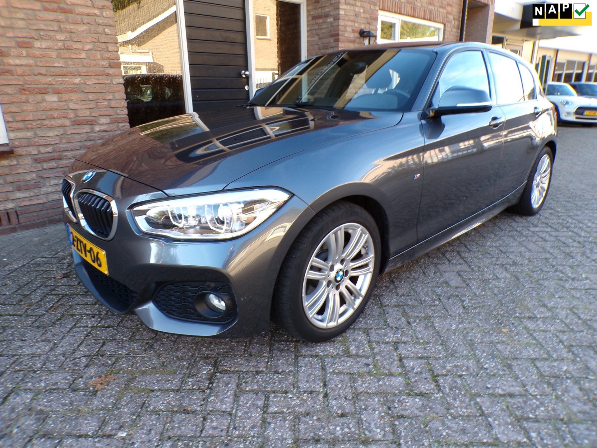 BMW 1-serie 118i Automaat / Navi / Clima / M Pakket, Auto's, Dealer onderhouden, Gebruikt, 4 cilinders, Origineel Nederlands