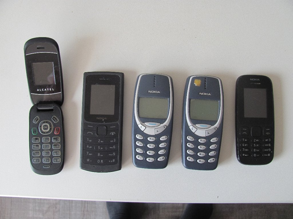 Vijf mobiele telefoons - Nokia 4 x en Alcatel, Gebruikt, Geen camera, Zwart, Fysiek toetsenbord