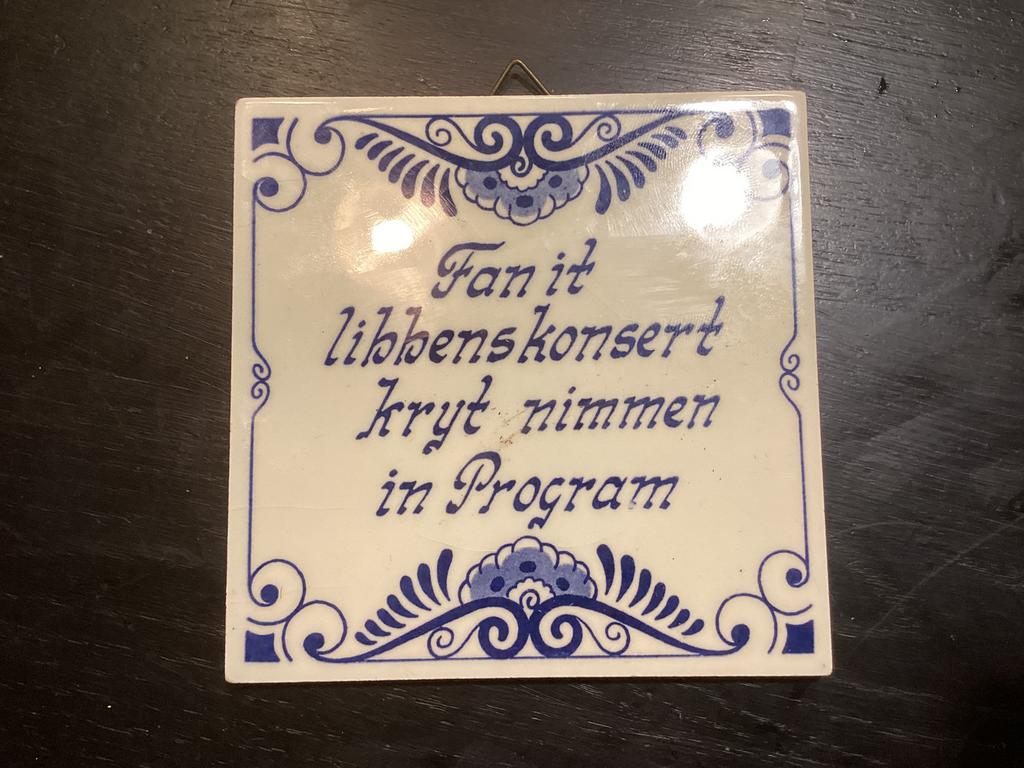Vintage Delfts blauwe tegel met Friese spreuk, Antiek en Kunst, Antiek | Wandborden en Tegels, Ophalen of Verzenden