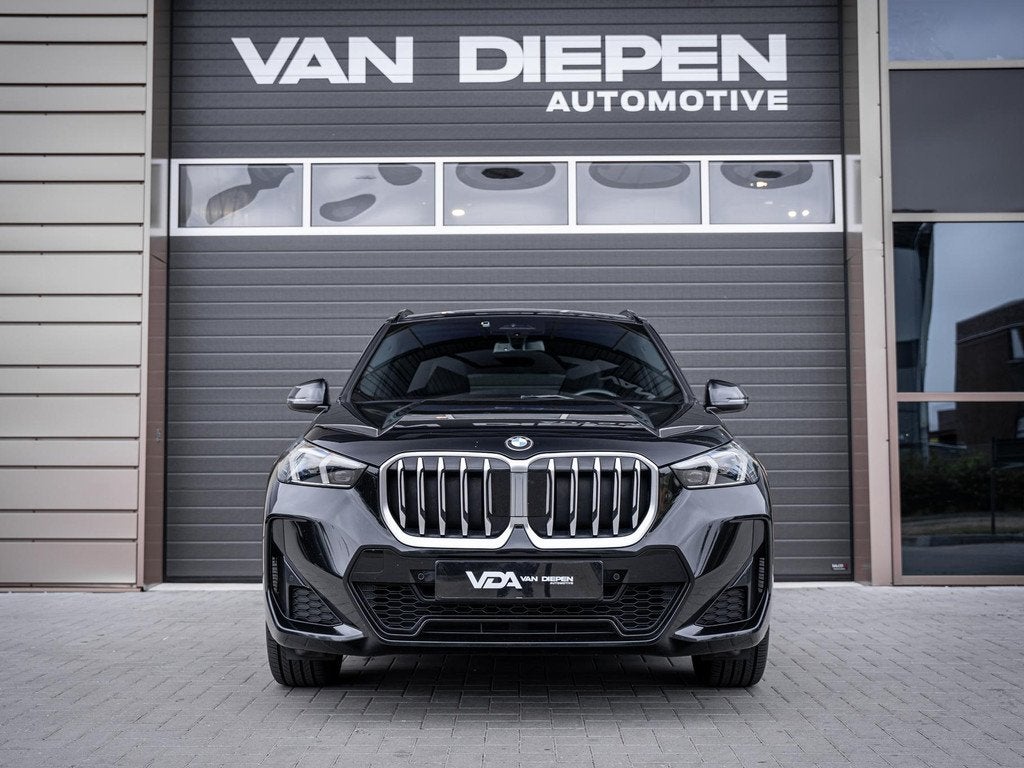 BMW X1 sDrive18i LCI M-Sport l Panorama l H&K l Memory l Tre, Auto's, BMW, 136 pk, Gebruikt, Zwart, Bedrijf