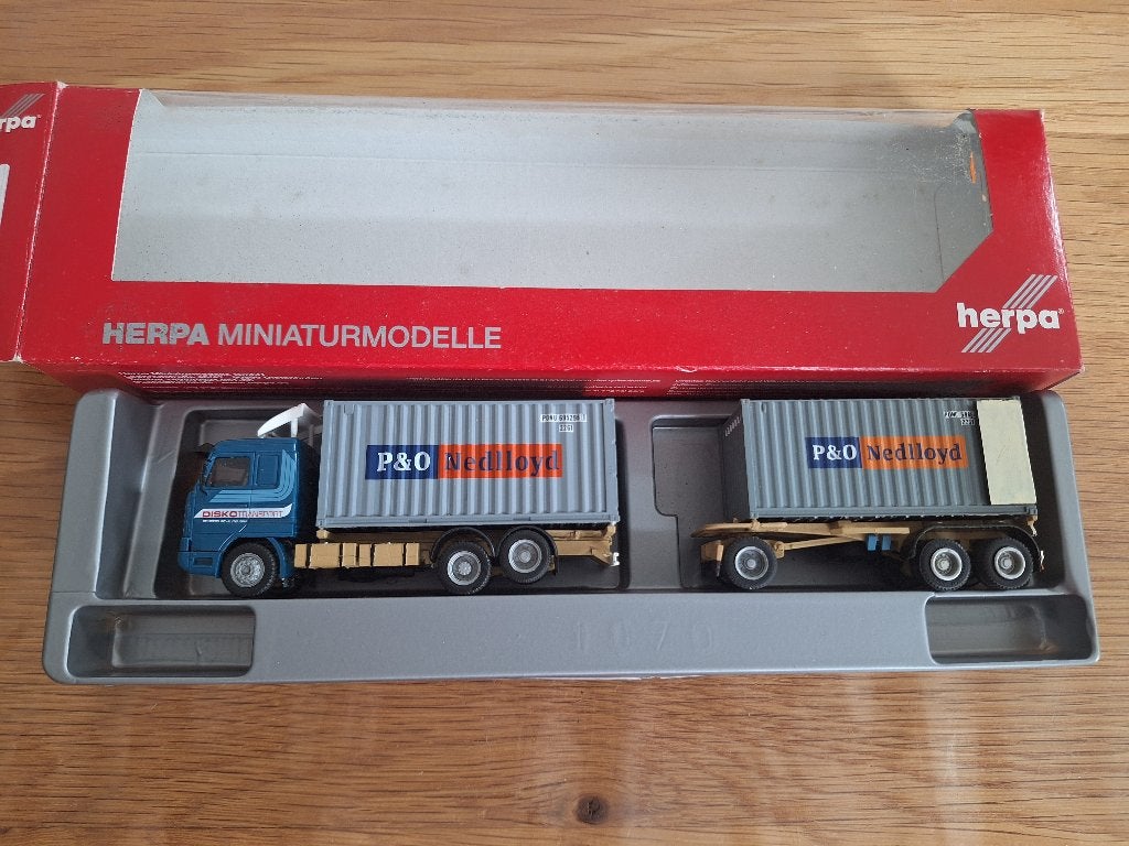 Scania 143 exclusief Disco transport met P&O containers, Hobby en Vrije tijd, Modelauto's | 1:87, Ophalen, Zo goed als nieuw, Bus of Vrachtwagen
