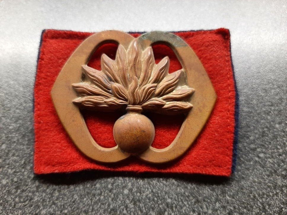 Grenadiers embleem met doorgestikte achtergr. opgepoetst., Verzamelen, Militaria | Algemeen, Ophalen of Verzenden, Landmacht, Nederland