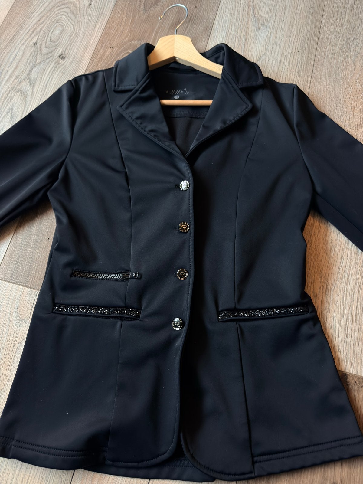 Zwart paardrij jasje van QHP, maat 36, Dieren en Toebehoren, Ophalen of Verzenden, Zo goed als nieuw, Dressuur, Bovenkleding