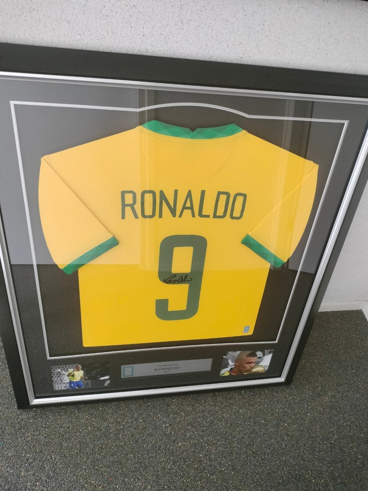 Ingelijst gesigneerd Ronaldo shirt - Brazilië #9, Verzamelen, Ophalen of Verzenden, Zo goed als nieuw, Buitenlandse clubs, Shirt
