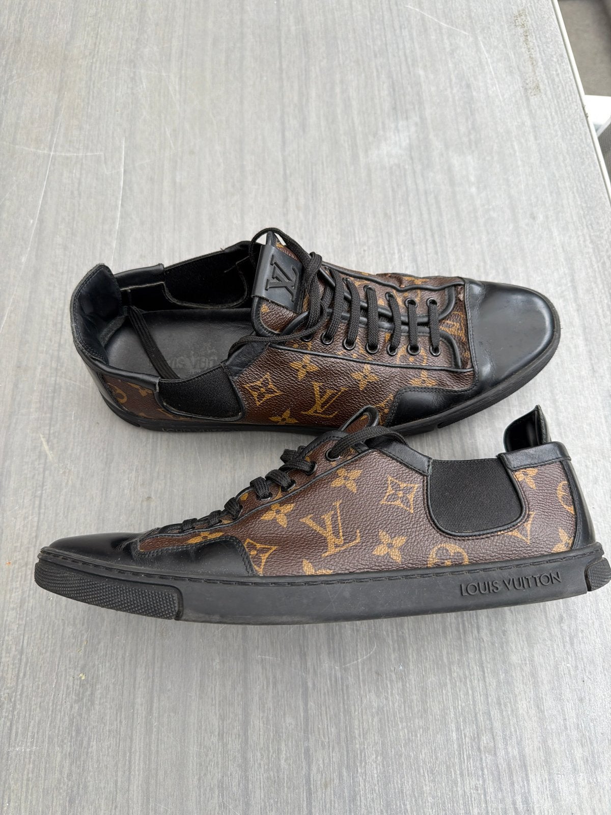 Louis Vuitton Sneakers - Monogram Canvas & Zwart Leer, Ophalen, Gedragen, Bruin, Sneakers of Gympen