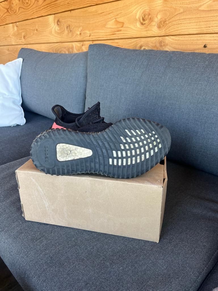 Adidas Yeezy Boost 350 V2 Core Black Red SPLY-350, Kleding | Heren, Schoenen, Ophalen of Verzenden, Gedragen, Zwart, Sneakers of Gympen