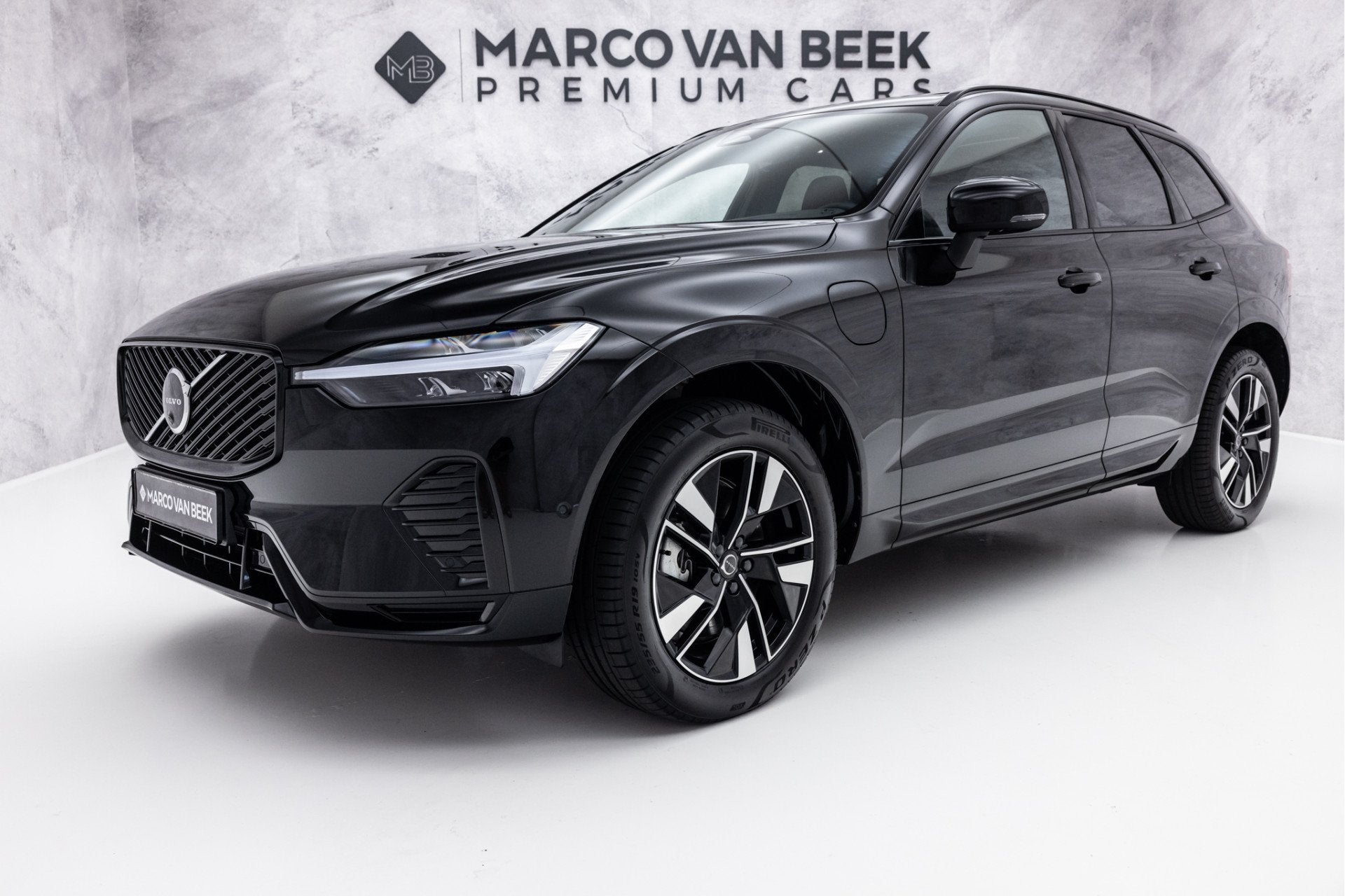 Volvo XC60 2.0 T6 Plug-in Hybrid AWD Plus Dark | Facelift |, Automaat, Gebruikt, 4 cilinders, Zwart