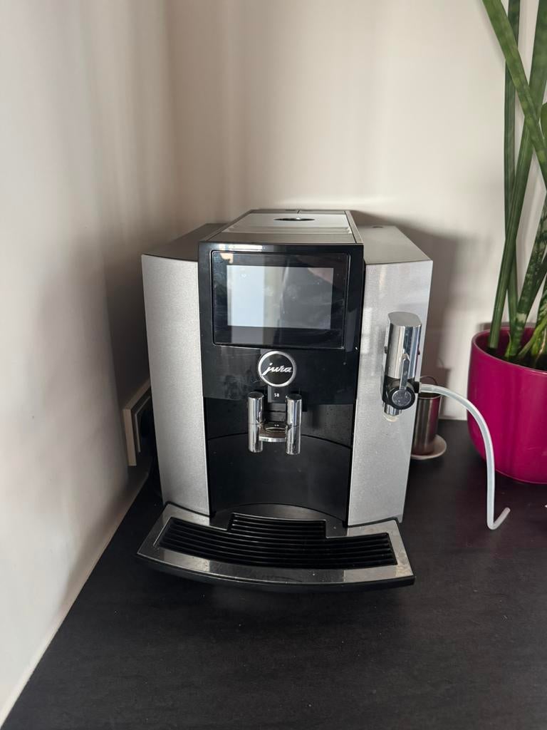 Jura s8 moonlight silver, 10 kopjes of meer, Ophalen, Zo goed als nieuw, Koffiemachine