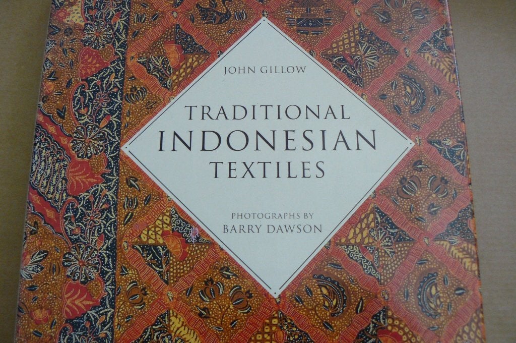 INDONESIË / textiel / traditionele motieven / John Gillow, Boeken, Hobby en Vrije tijd, Ophalen of Verzenden, Gelezen, Overige onderwerpen