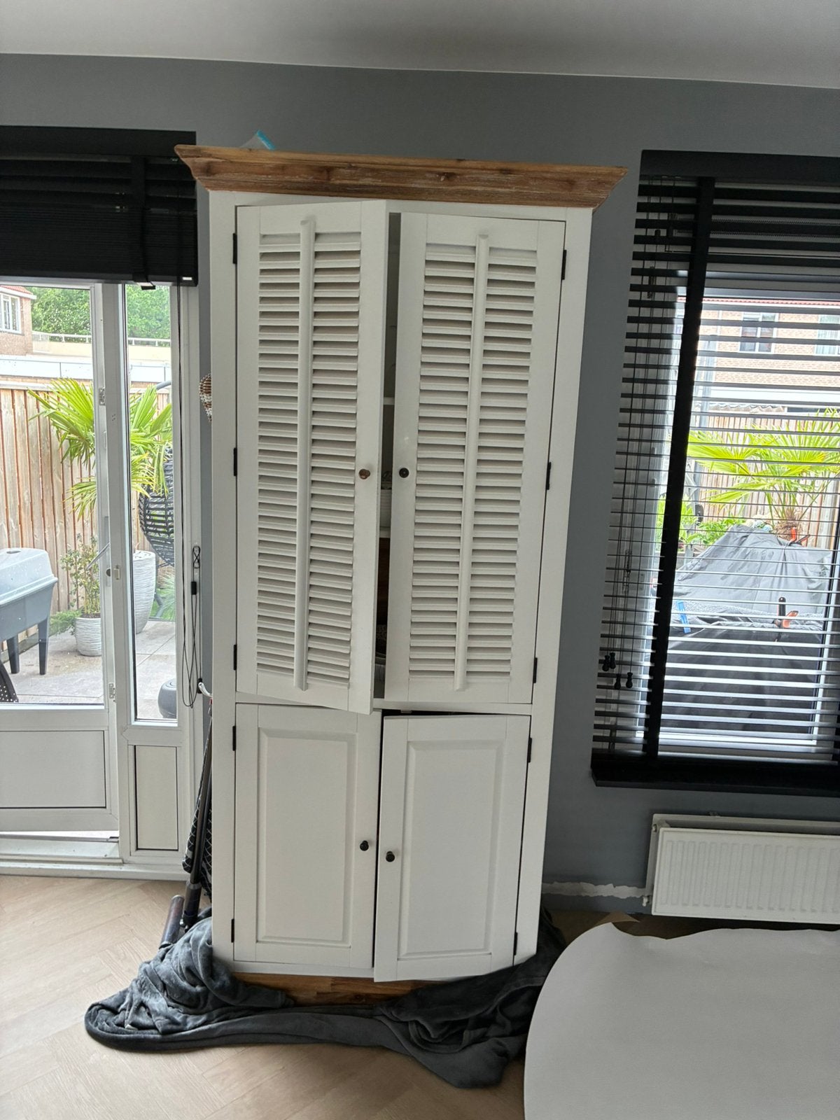 Landelijke witte kast met shutters, Ophalen, Gebruikt, Landelijk