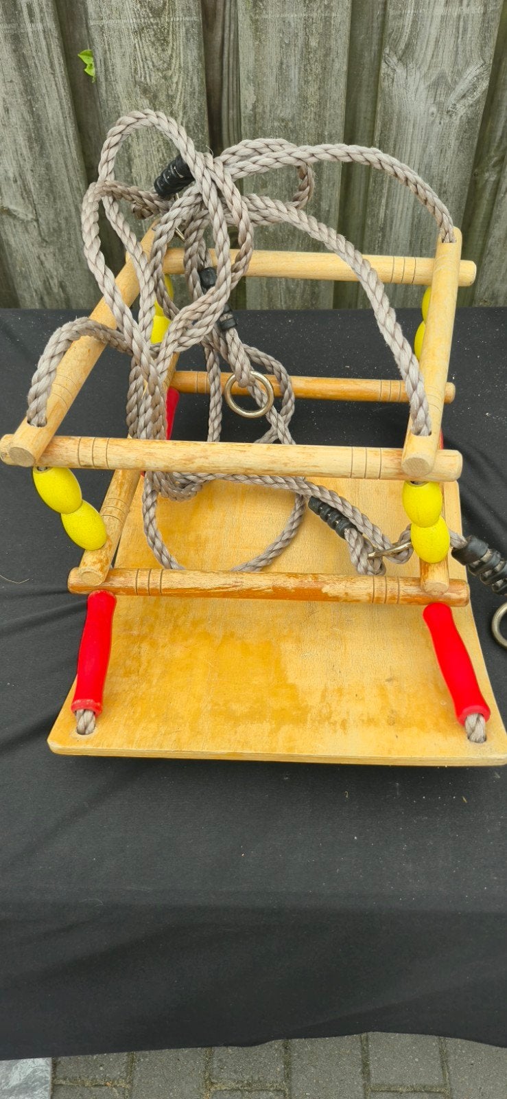 Houten schommel met touw en ringen, Ophalen