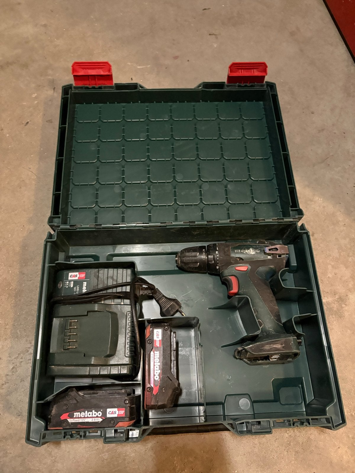 Foto 11 van Metabo accuboormachine met lader en 2 accu's in koffer