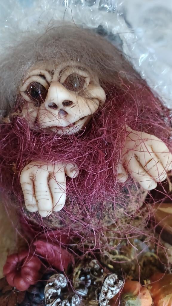 Trol op ligt op mooi hout veriering er bij, Verzamelen, Ophalen, Nieuw, Fantasy