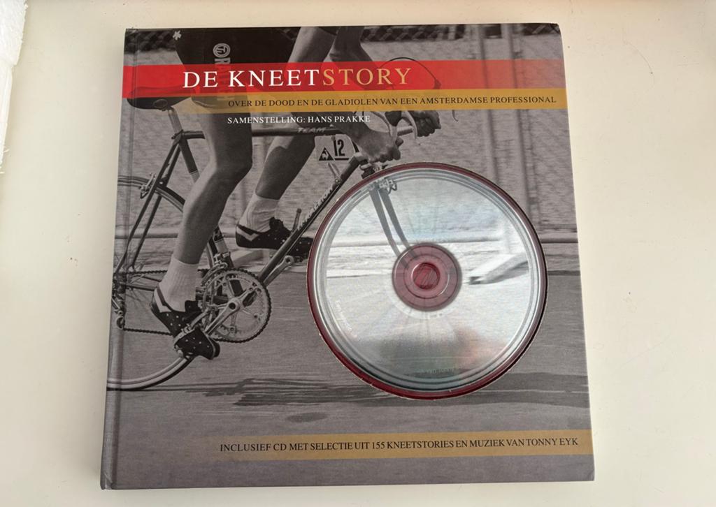 De Kneetstory - Boek met CD over Gerrie Knetemann gesigneerd, Ophalen of Verzenden, Gelezen, Lopen en Fietsen