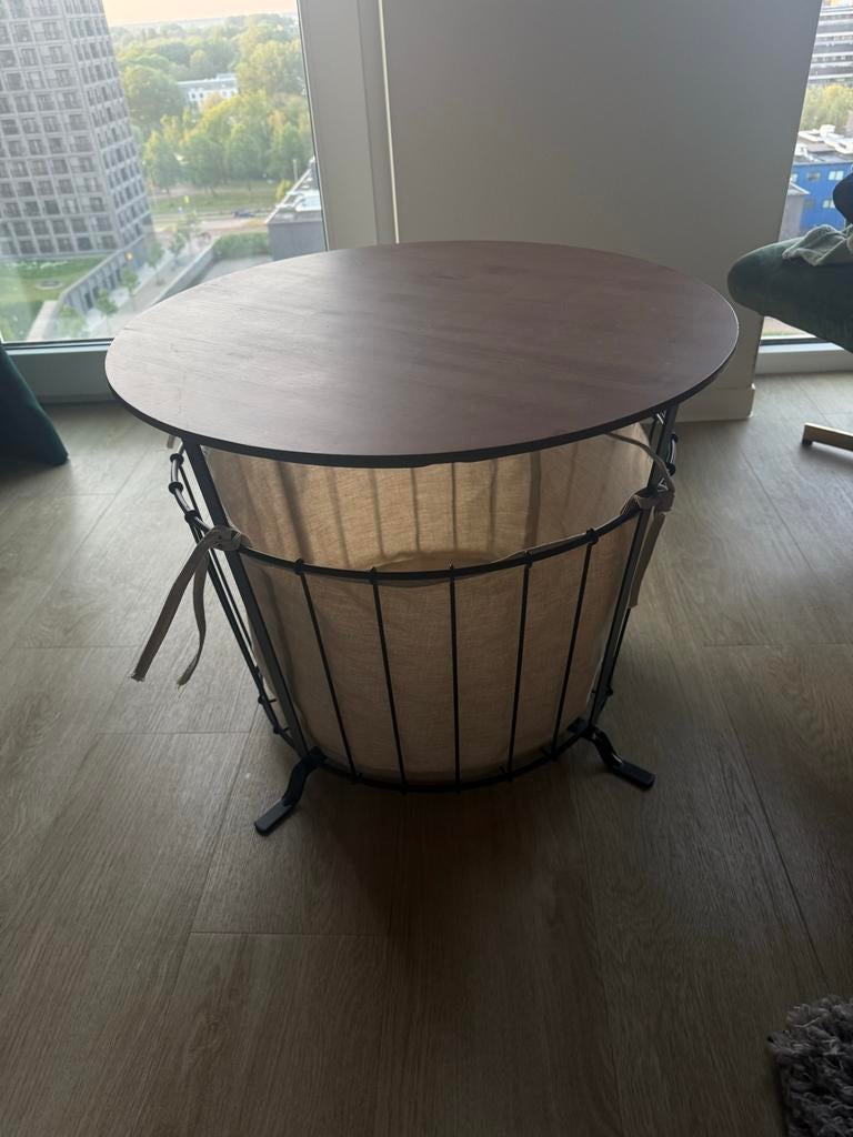 Ronde bijzettafel met opbergmand - Hout en Metaal, Huis en Inrichting, Tafels | Statafels, Ophalen, Zo goed als nieuw