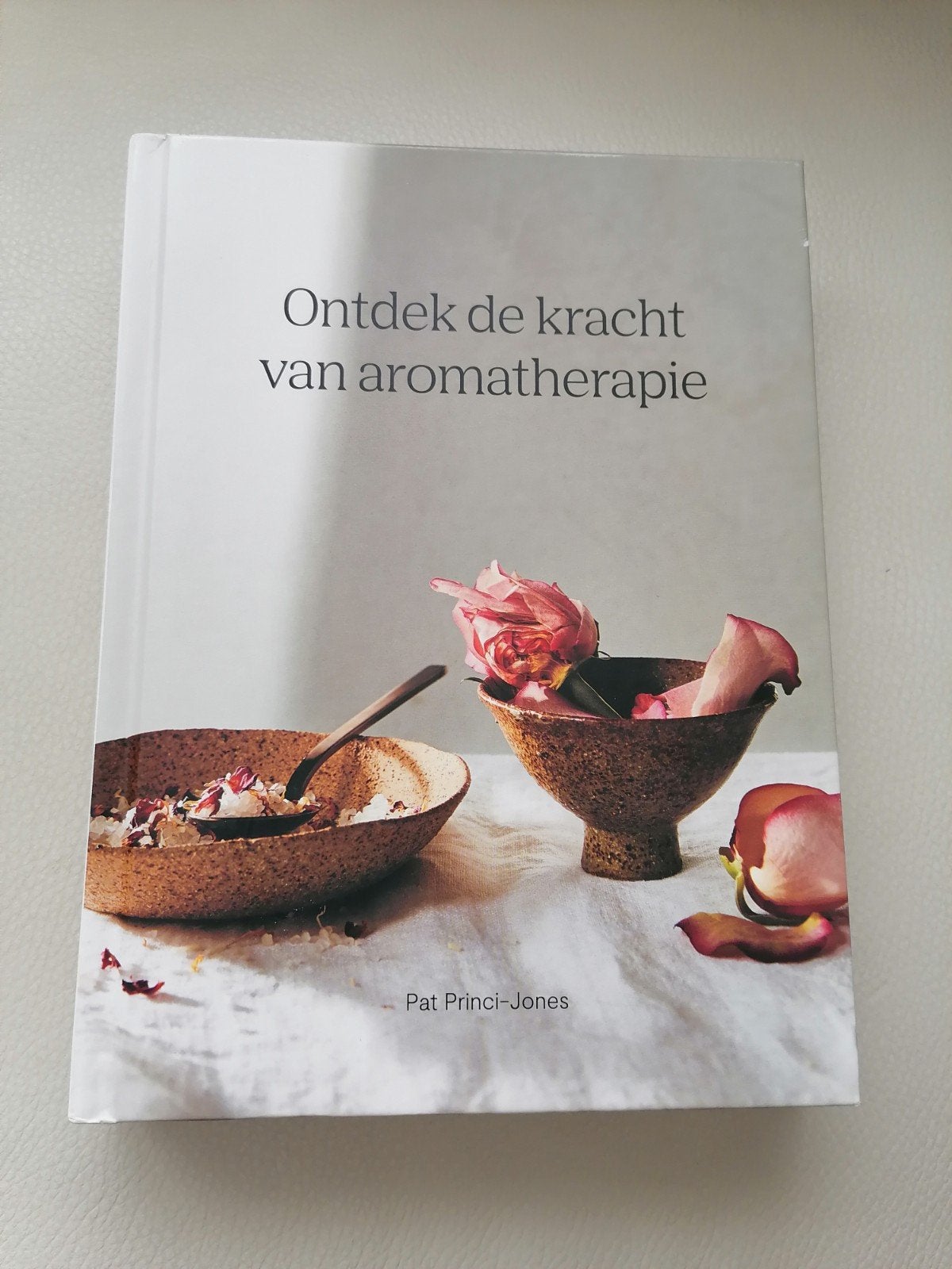 Ontdek de kracht van aromatherapie - Pat Princi-Jones, Boeken, Ophalen of Verzenden, Zo goed als nieuw, Kruiden en Alternatief