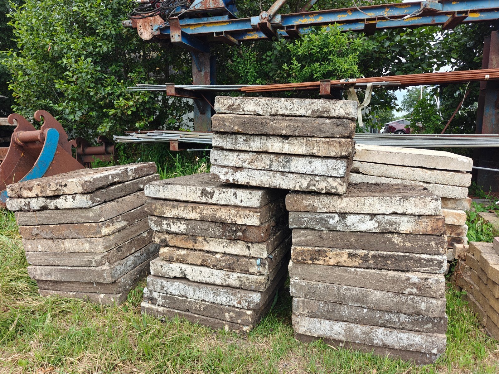 Betonplaten gebruikt. € 10,--/stuk. 80*80 en 100*100., Ophalen