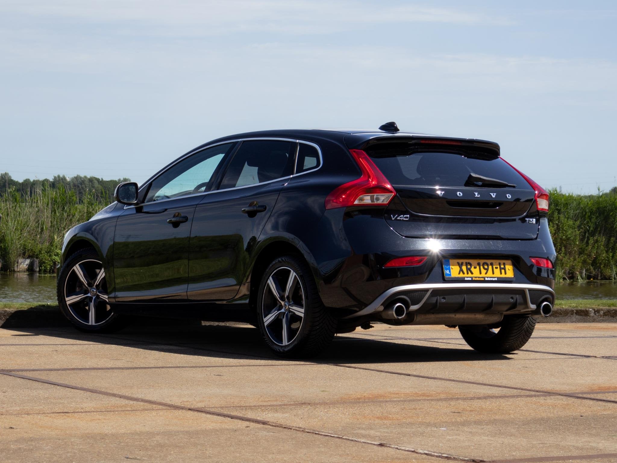 Volvo V40 1.5 T3 Polar+ Sport R-Design LED Pano 18", Euro 6, 4 cilinders, 700 kg, Zwart