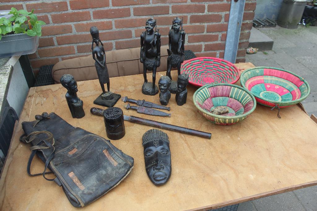 < Verzameling Voorwerpen Uit Afrika Tijdens Reis Jaren 80 >, Ophalen of Verzenden