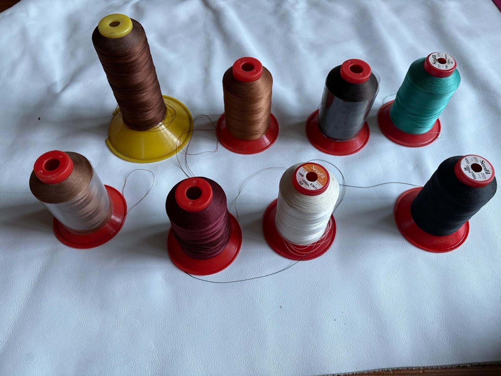 Set Serafil naaigaren in diverse kleuren, Hobby en Vrije tijd, Naaien en Fournituren, Verzenden, Gebruikt, Garen of Naald(en)